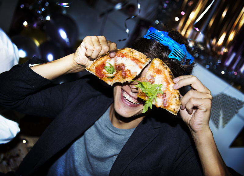 人们在聚会上玩得很开心