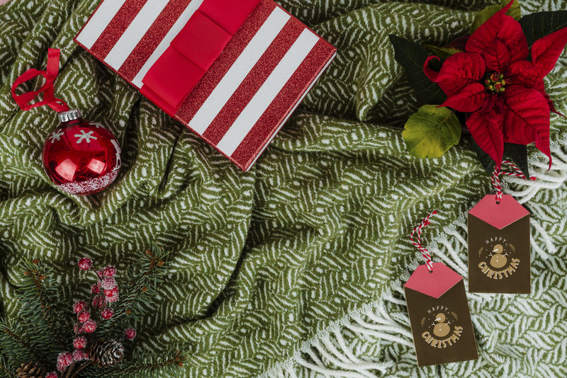 圣诞礼品盒和一品红标签卡