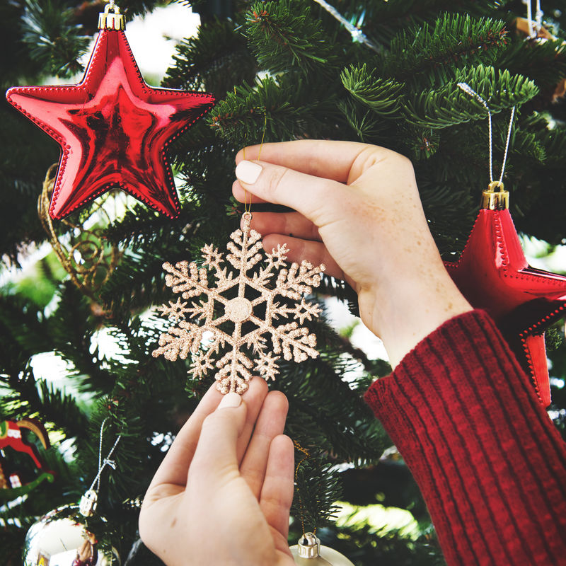 把雪花装饰在圣诞树上