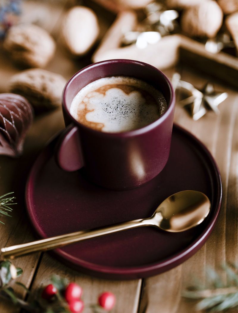 圣诞节晚上吃热巧克力和核桃