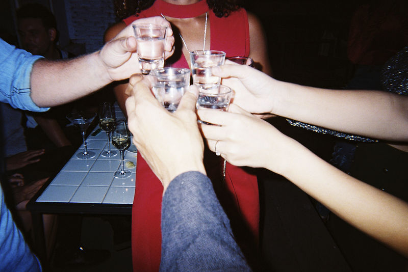 人们在聚会上庆祝