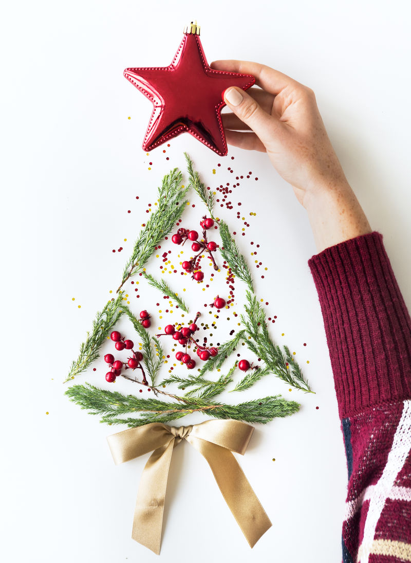 树叶做成圣诞树的形状