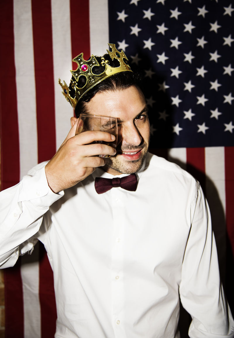 人们在聚会上玩得很开心