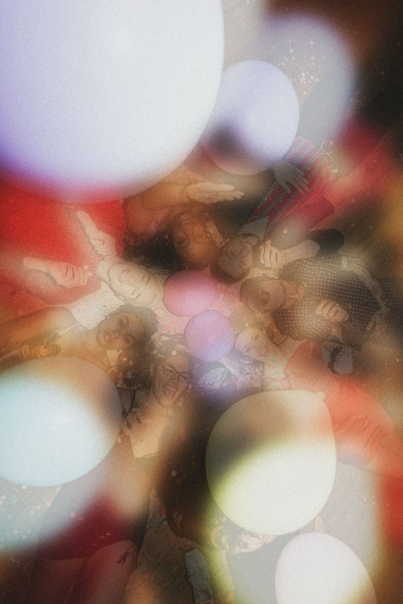 朋友们在派对上把气球放在地板上