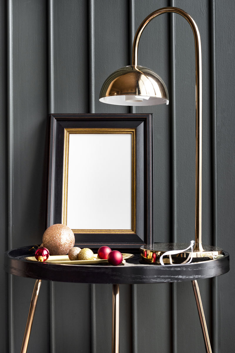 圣诞装饰品摆在桌子上的黑框