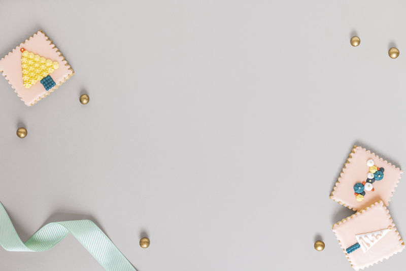 灰色背景的粉色圣诞饼干