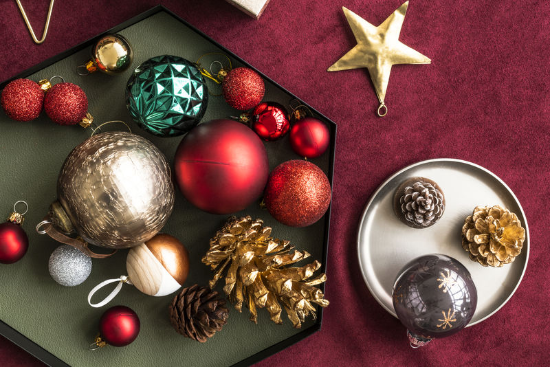 红色背景上的节日圣诞装饰品