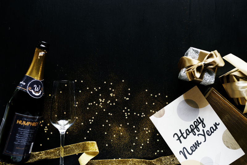 用香槟和贺卡庆祝新年