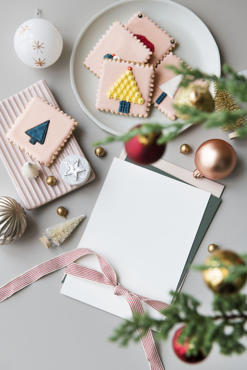 桌上的圣诞贺卡