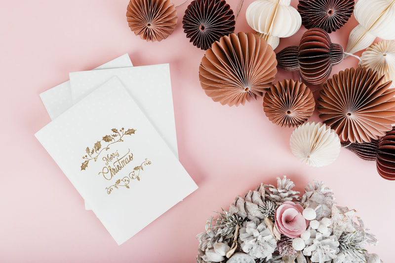 带纸球花环的圣诞贺卡