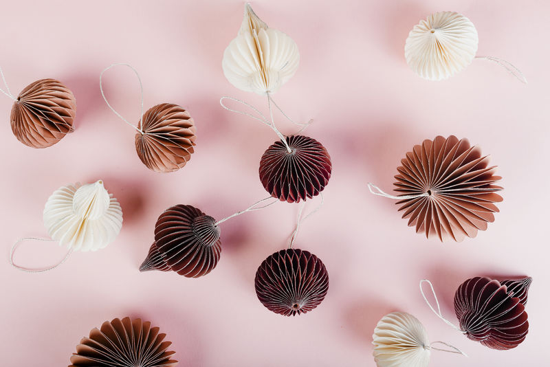 桃色背景的纸球花环