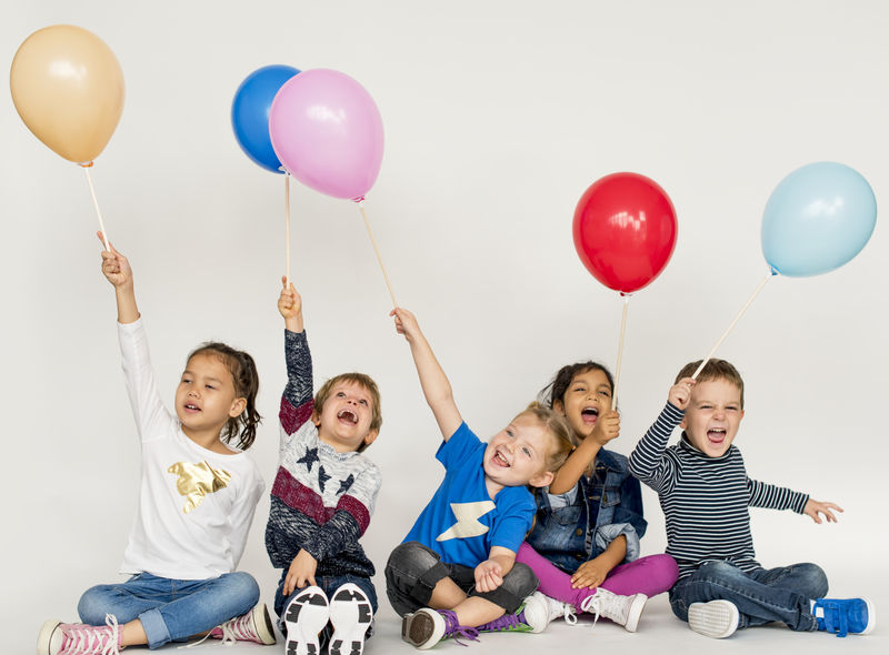 演播室人物儿童模特射击比赛