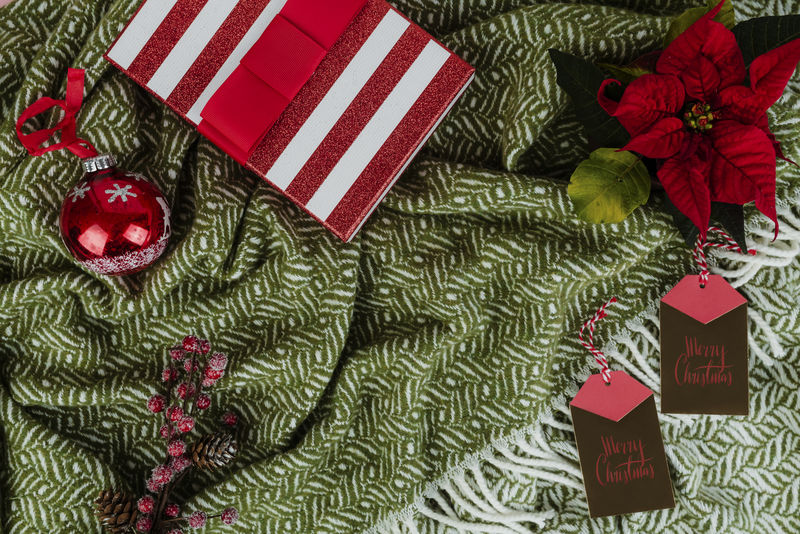 圣诞礼品盒和一品红标签卡