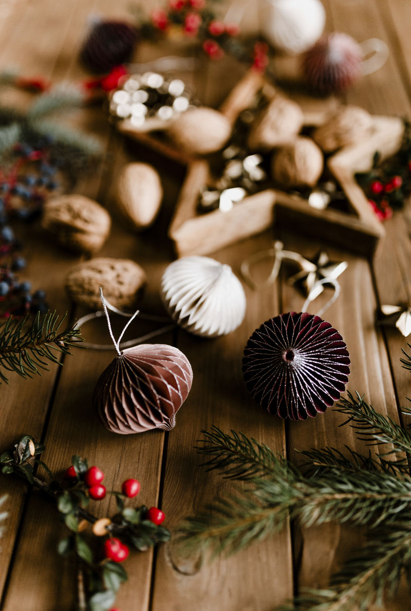 木制地板上的圣诞装饰品