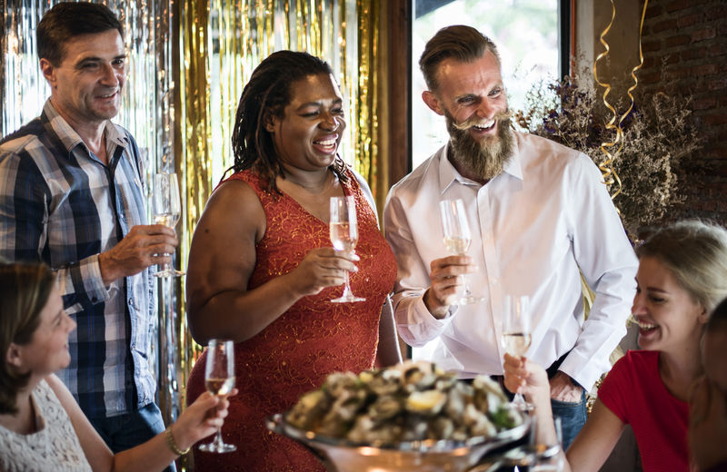 人民聚会庆祝酒会喝彩快乐理念