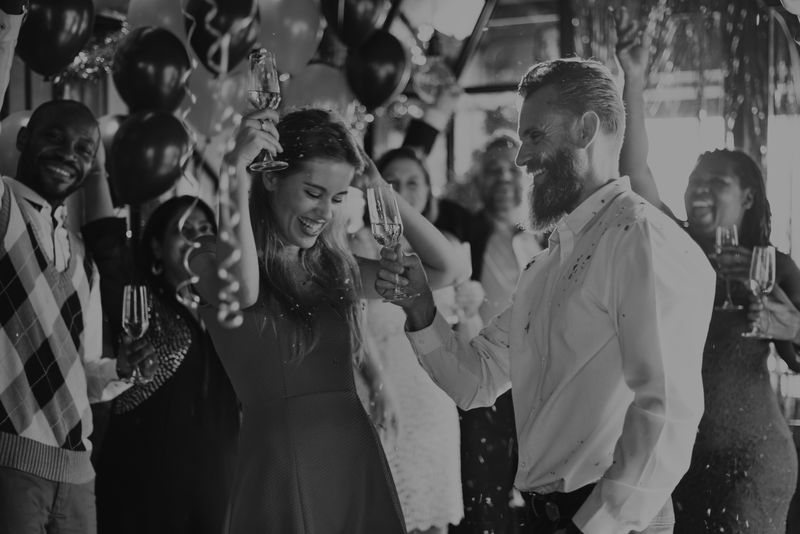 人民聚会庆祝酒会喝彩快乐理念