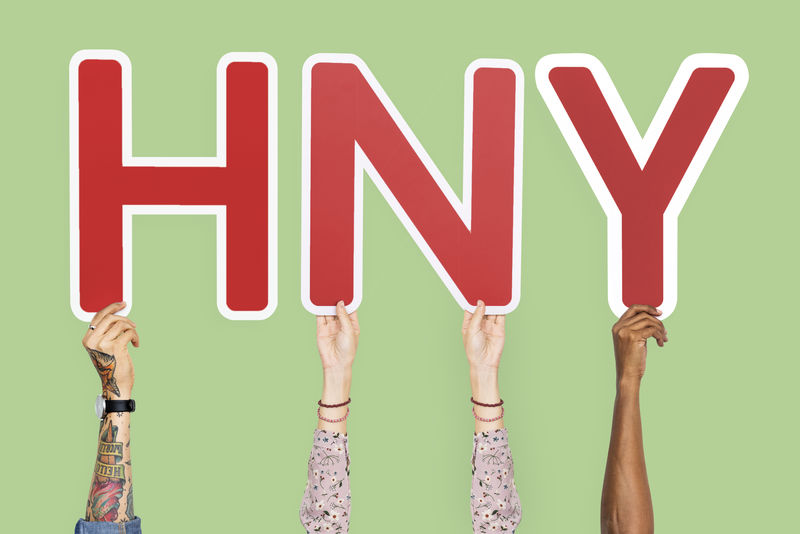 手拿着缩写HNY