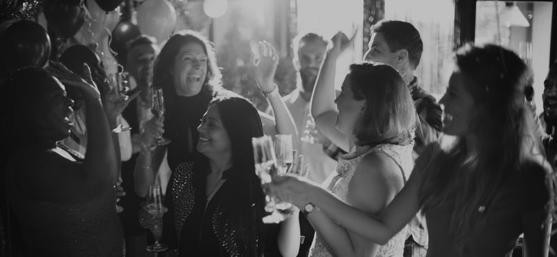 人民聚会庆祝酒会喝彩快乐理念