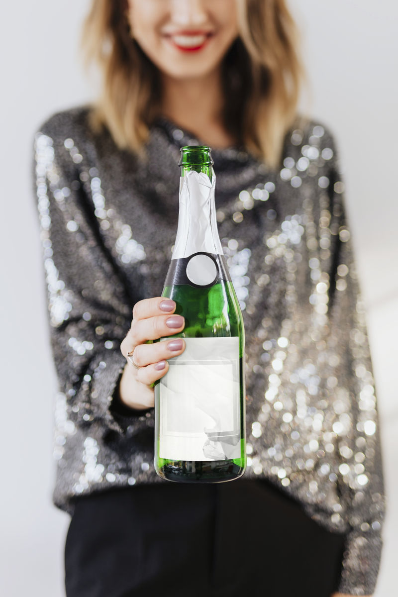 拿着香槟瓶的女人