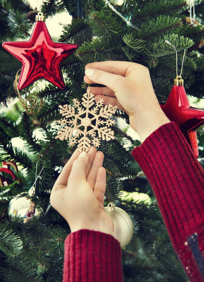 把雪花装饰在圣诞树上