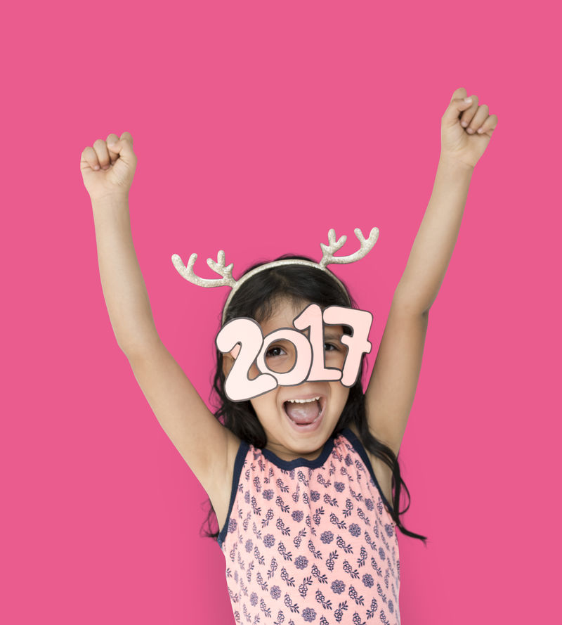 2017小女孩举手庆祝