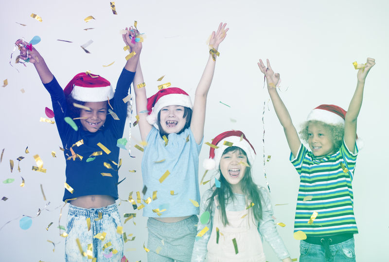 一群年轻的孩子跳着庆祝