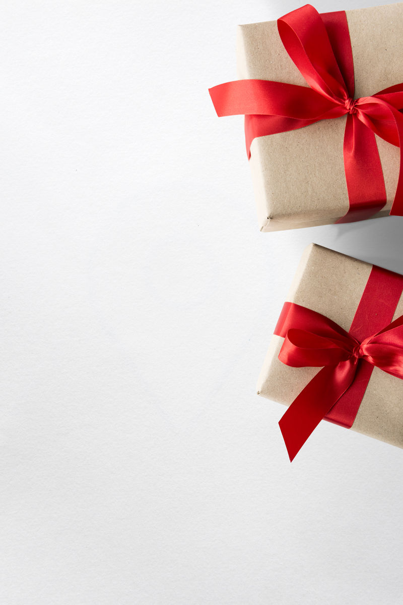 用红丝带包裹的礼物