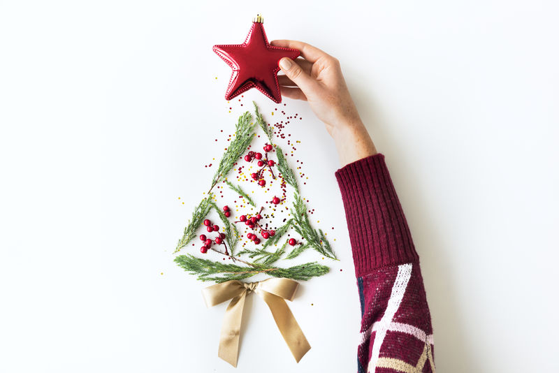 树叶做成圣诞树的形状