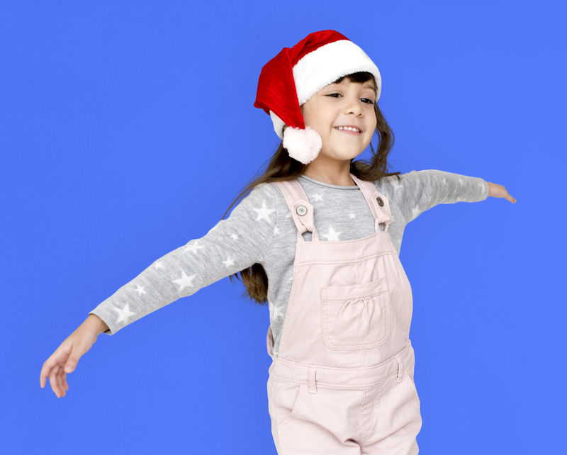 演播室的人拍小女孩