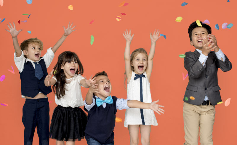 儿童微笑幸福友谊欢庆摄影棚肖像