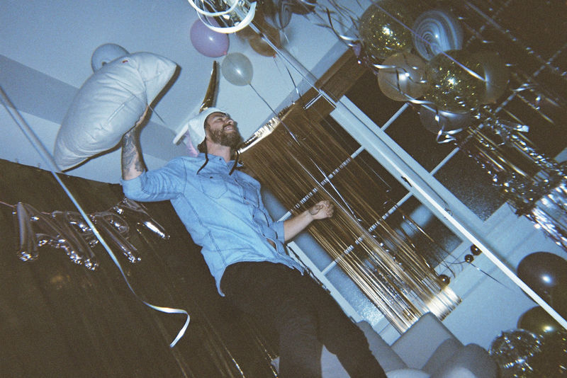 人们在聚会上玩得很开心