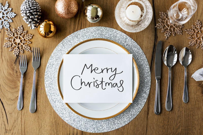 圣诞贺卡和节日餐桌设置