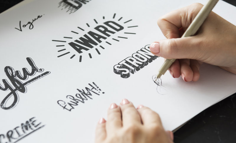 女人画插画纸调色板字体设计字