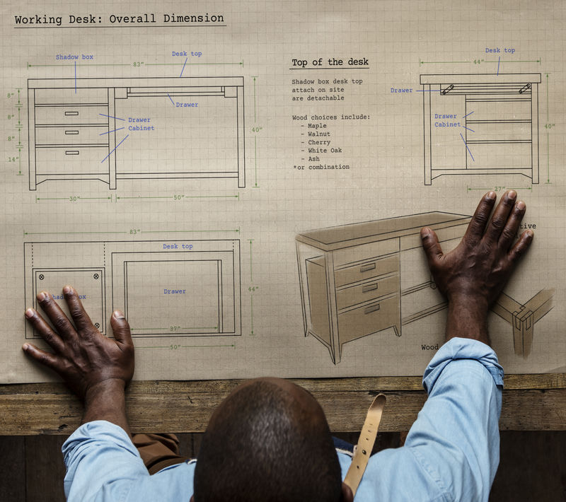 有家具设计图的木匠