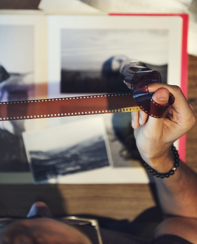 摄影师在看胶卷