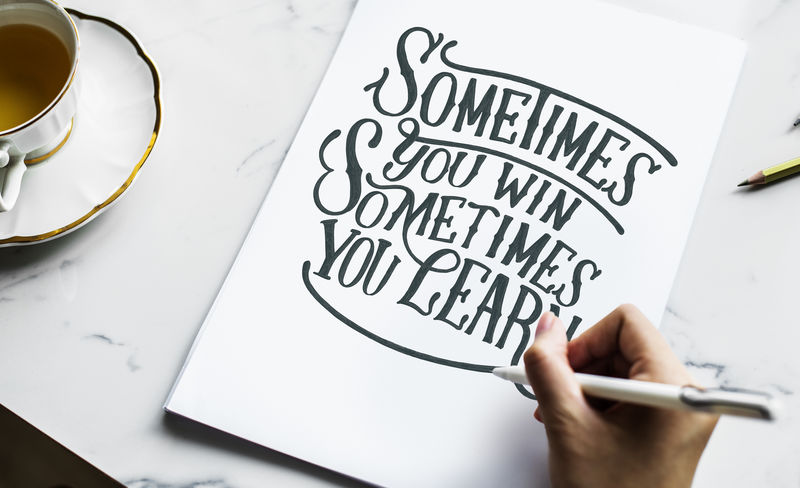 一位创作手写艺术作品的艺术家