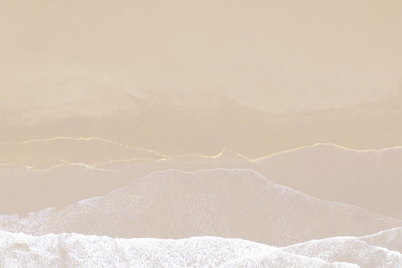 米色海滩鸟瞰图