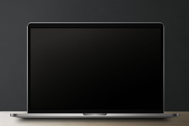 木制桌上带屏幕模型的笔记本电脑