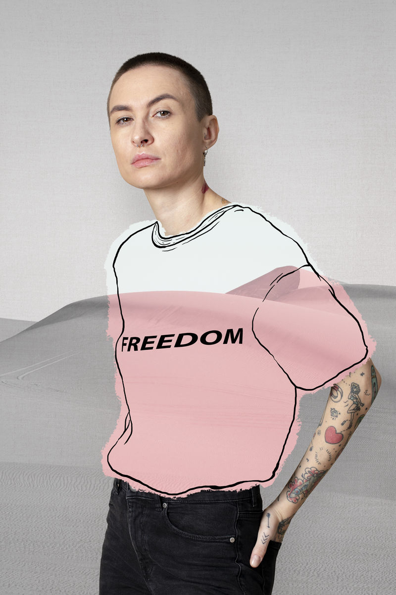 穿着黑色t恤和牛仔裤的纹身模特