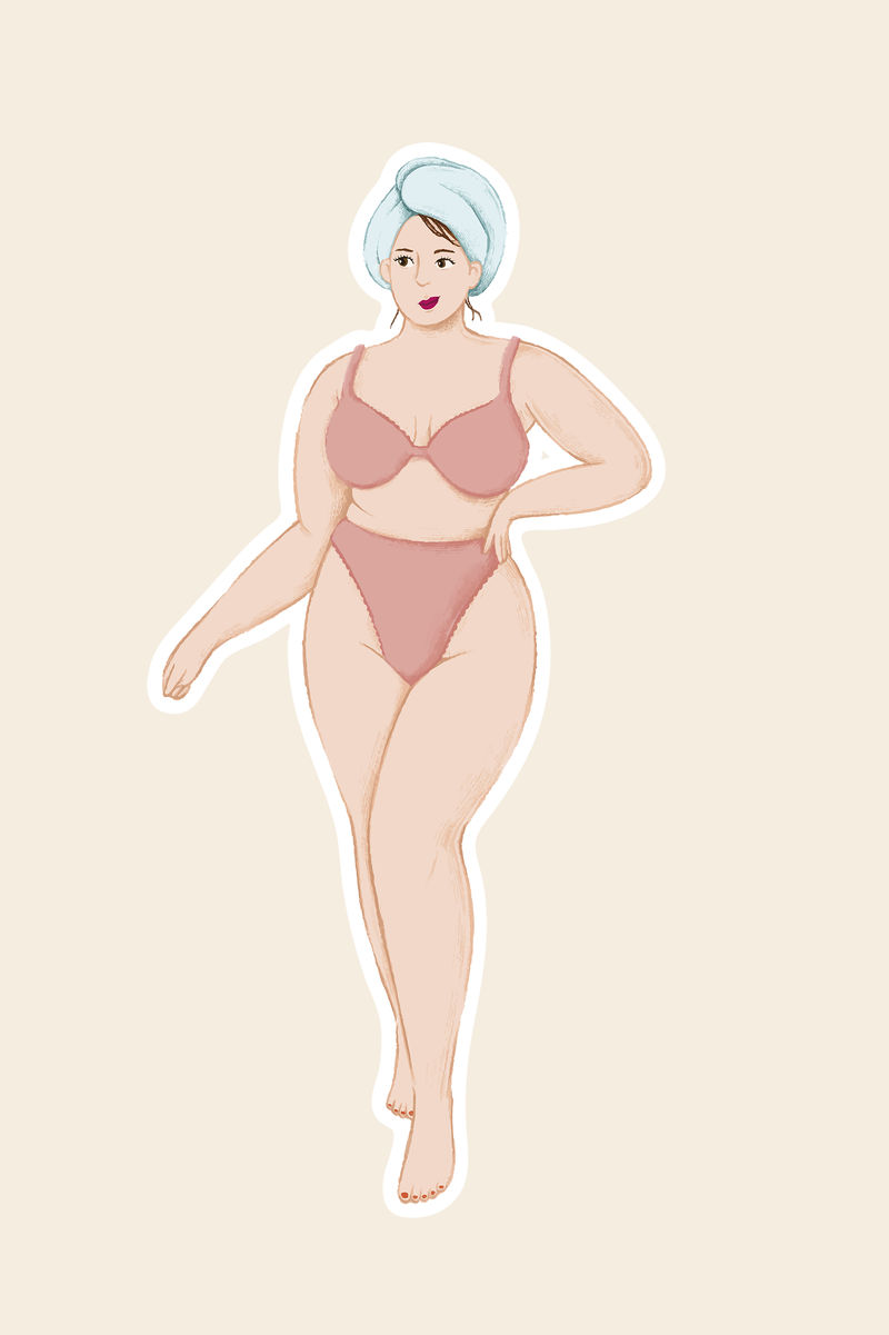 快乐的加号女孩用裹发毛巾裹着内衣