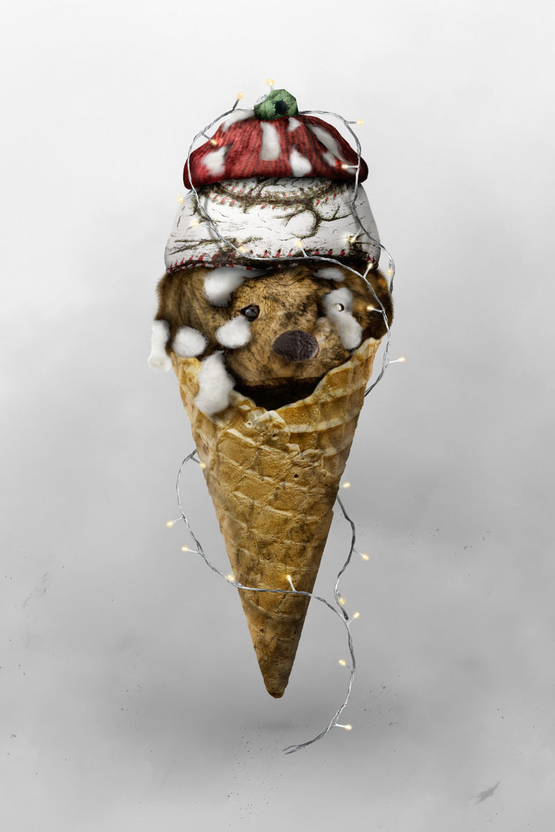 旧的垃圾玩具在一个冰淇淋筒贴纸设计元素