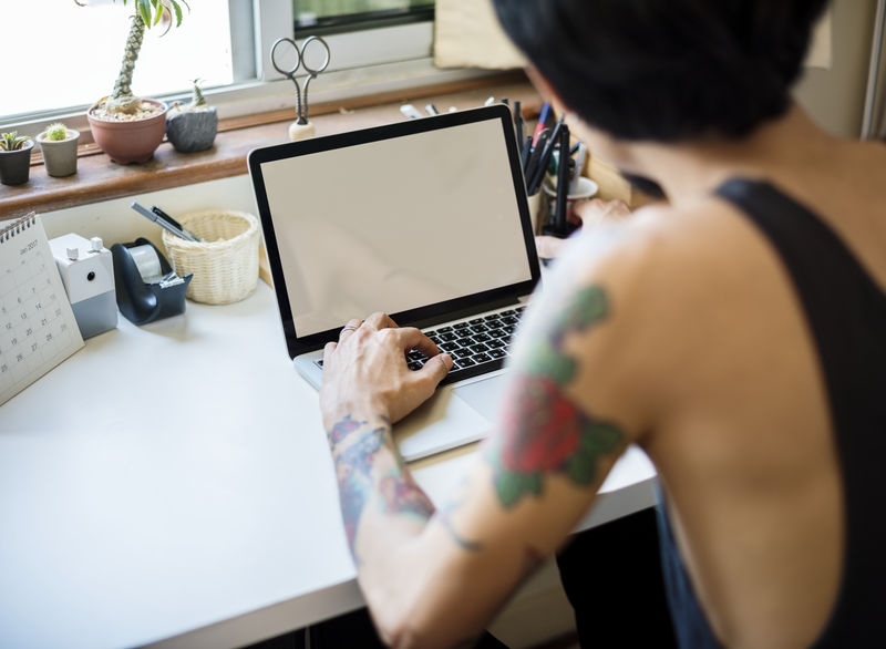 一名男子正在工作的标志和图标