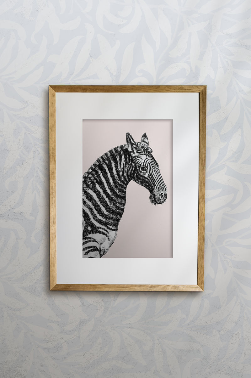 挂在有图案的墙上的木制画框插图