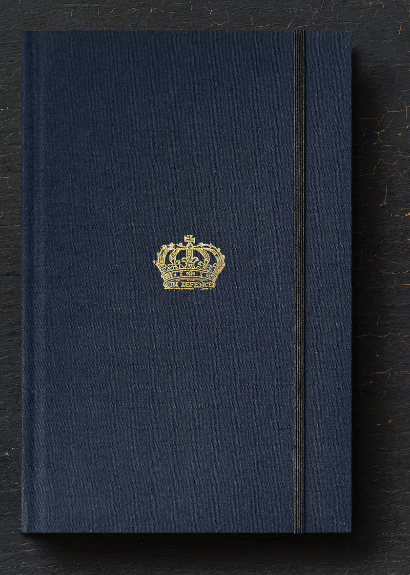 海军蓝笔记本上的巴洛克风格皇冠