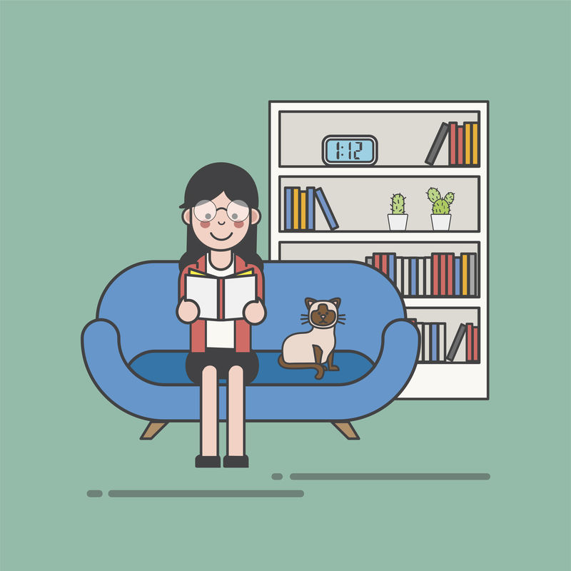 戴眼镜的女人在沙发上看书