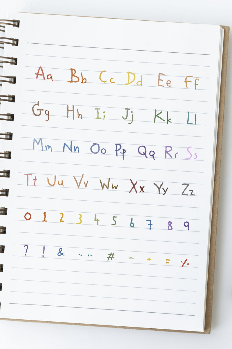 笔记本上的字母表