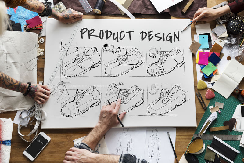 时装设计师绘画在工作室工作