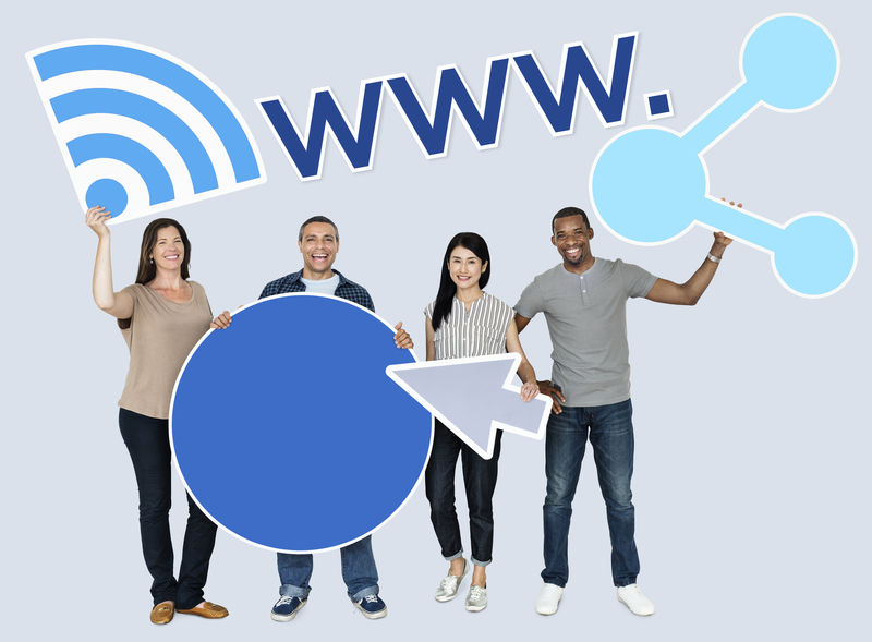 手持互联网图标的快乐人群