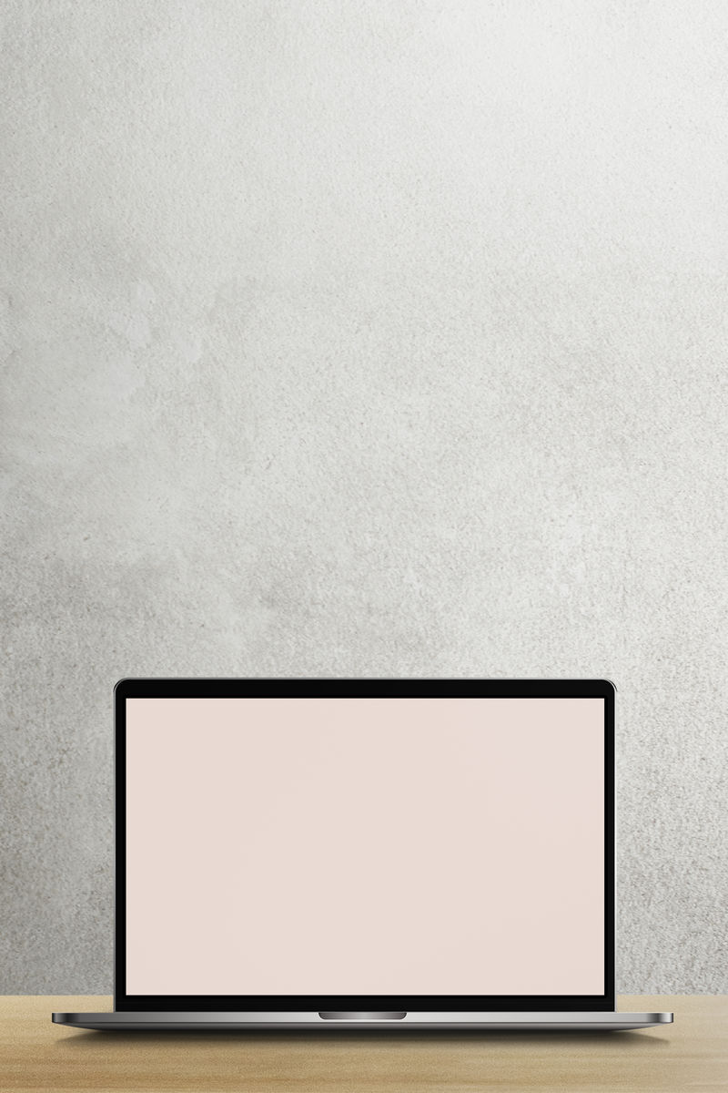 木制桌上带屏幕模型的笔记本电脑