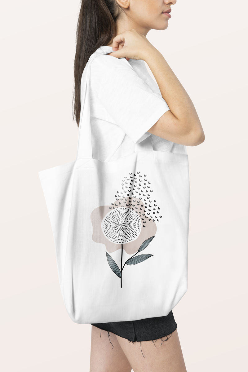 白色手提包psd模型与花卉设计工作室拍摄